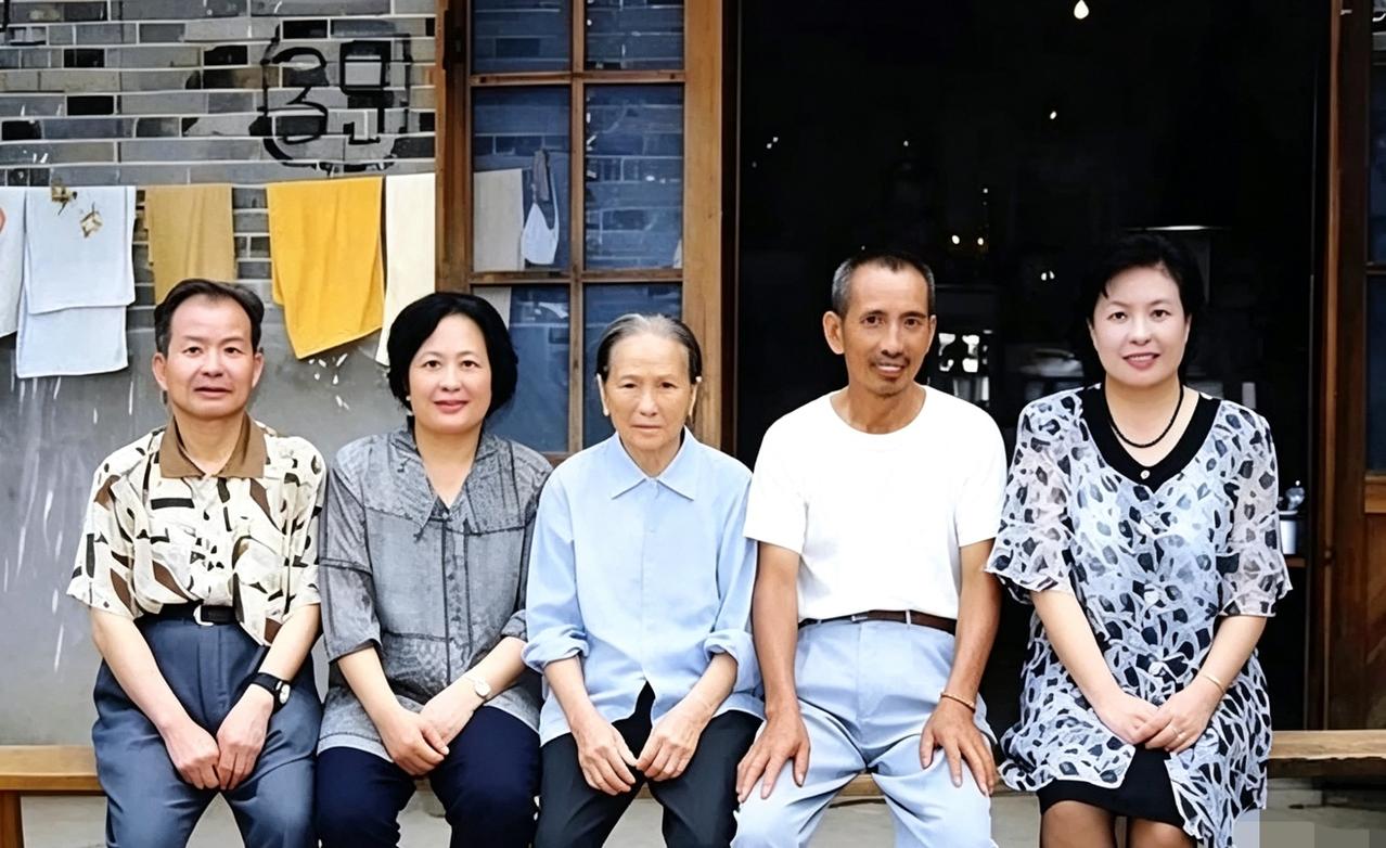 1998年，陶斯亮和两位哥哥、嫂子的合影，一母所生，但人生天差地别