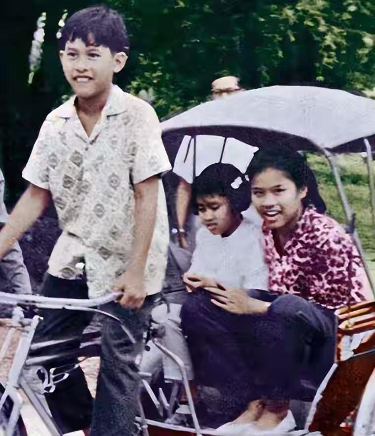 泰王曾经帅气的那些岁月，当年诗丽吉王后头戴鲜花，又高又白，她的孩子都随父亲偏黑了