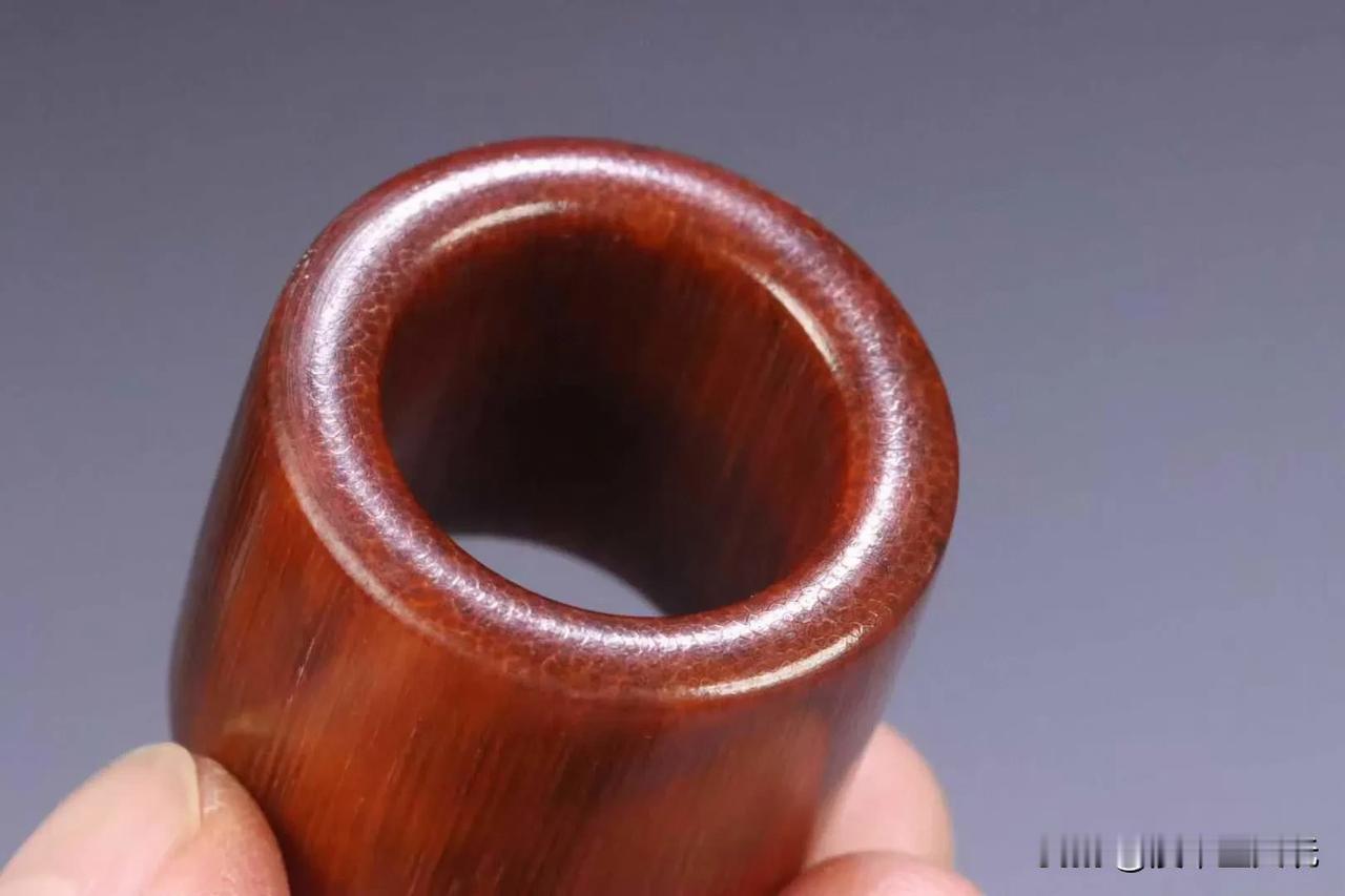 私人藏品老犀角雕扳指。通体品相红润，壁面光滑，侧面竹丝纹理清晰不交叉，扳指横截面