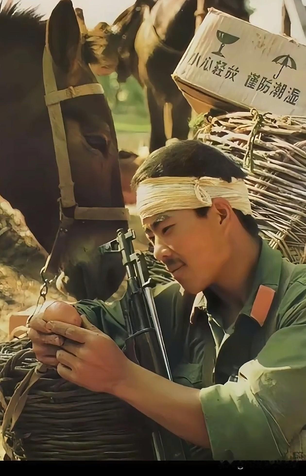 这是对越自卫反击战老山轮战时期的珍贵战地影像，经现代技术上色还原。照片中的战