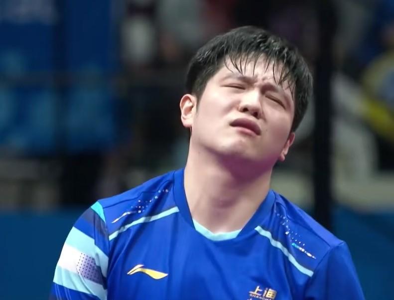 樊振东出汗真多才打了两局衣服就湿透了，头发也湿透，我感觉他看上去也不是很