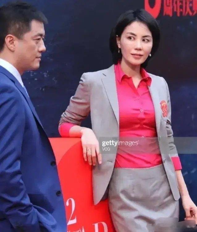 王菲当年还是深爱李亚鹏的，眼神和手势作不了假