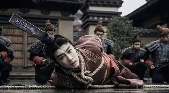 🌞公元前238年，秦始皇车裂了母亲赵姬的男宠嫪毐，摔死了她和嫪毐生的两个儿