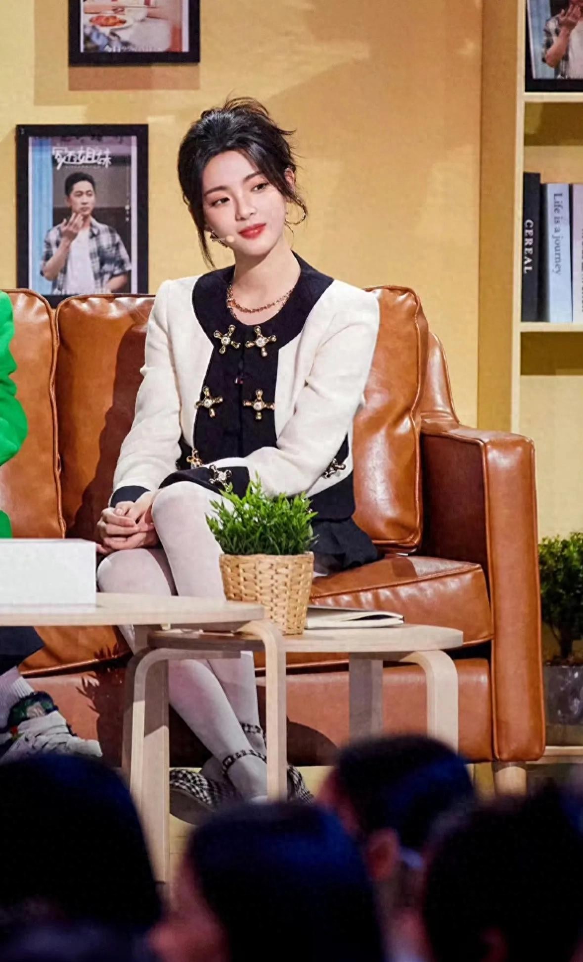 杨超越白丝袜造型好甜美！