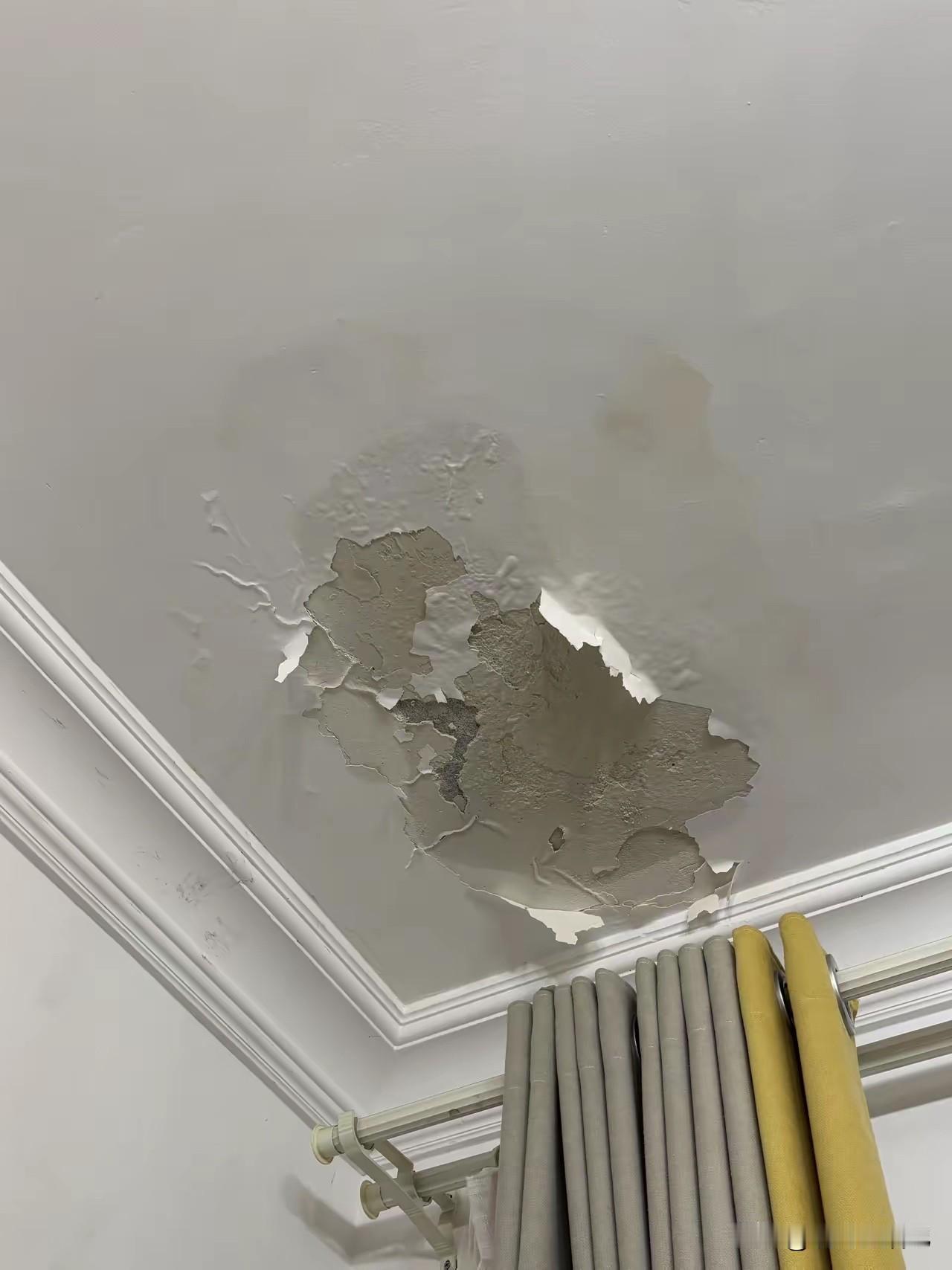 楼上邻居阳台洗手池漏水了，协商了两次，只肯赔偿1000块，真的很无语啊。