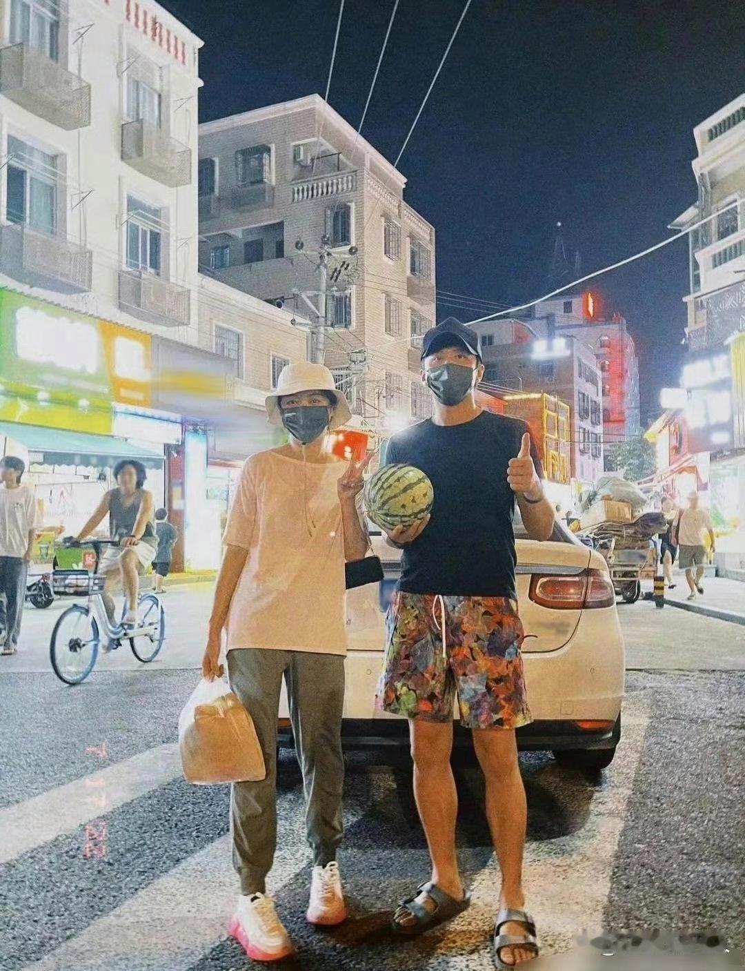 孙俪和邓超逛厦门夜市，孙俪居然吃了南昌拌粉，这两口子穿成这样是真夫妻了，夜晚的口