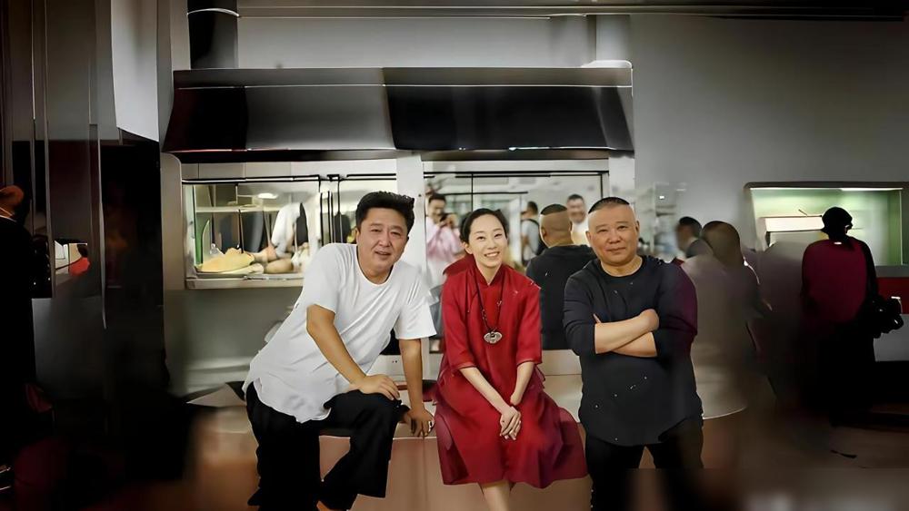 侯瓒，侯耀文先生的女儿，如今在德云社的工位上，核对着下个月的演出合同。很多人