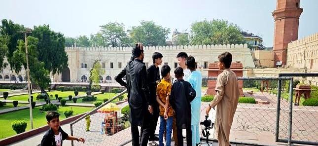 说实话，这事儿最扎心的不是孩子骂人，而是他们压根不知道自己在说什么。你想想，小