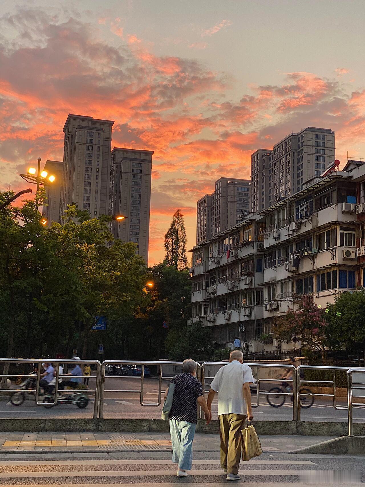 人老了才发现，有些道理真的挺扎心的。你可能会发现，就算自己每天收拾得干干净净，儿