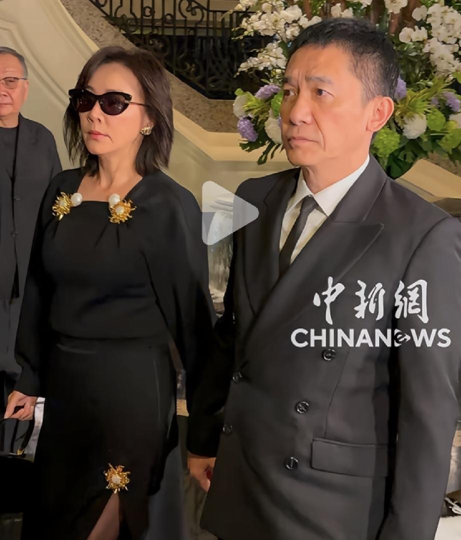 8月2日，刘嘉玲与梁朝伟参加施南生追悼会，刘嘉玲断崖式衰老，佩戴金色首饰引争议，