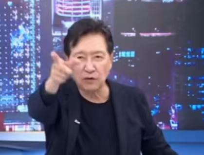 赵少康在他主持的节目上说，从大陆到台湾网络铺天盖地的骂他，他觉得自己很无辜，他只