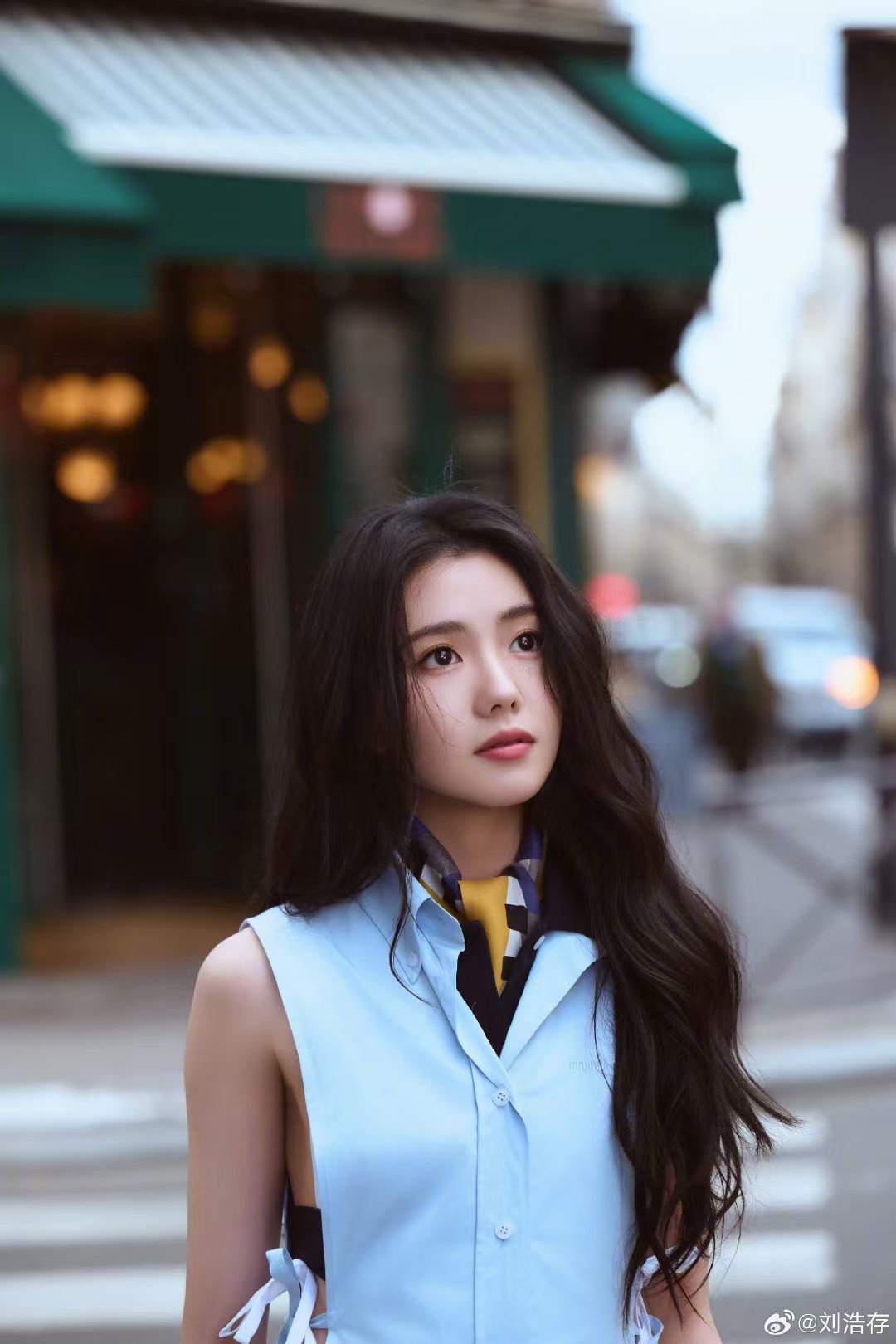 刘浩存巴黎街头走两步就出片了刘浩存大花气场刘浩存巴黎随拍美到心巴！慵懒卷发清