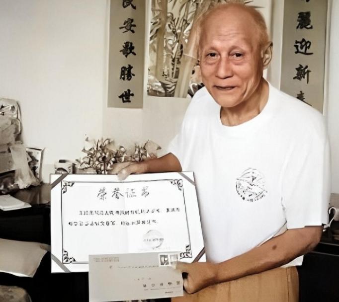 1983年，山东日照的一位63岁老人正在给县委的领导倒水，就在这再平常不过的动作