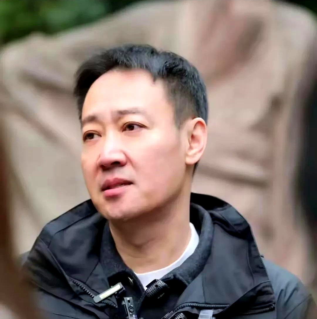 陈道明已经意识到，辛柏青什么都好，但有一个不好的弱点，就是一不拍戏，就跟消失了一