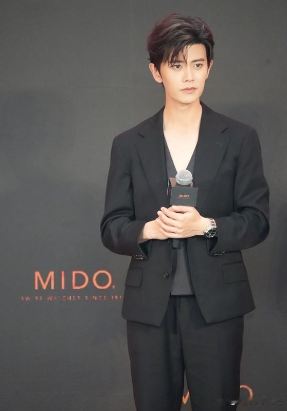 任嘉伦古装与现代装角色反差真的绝了。他古装曾是颜值巅峰，一袭白衣手持折扇，温润如