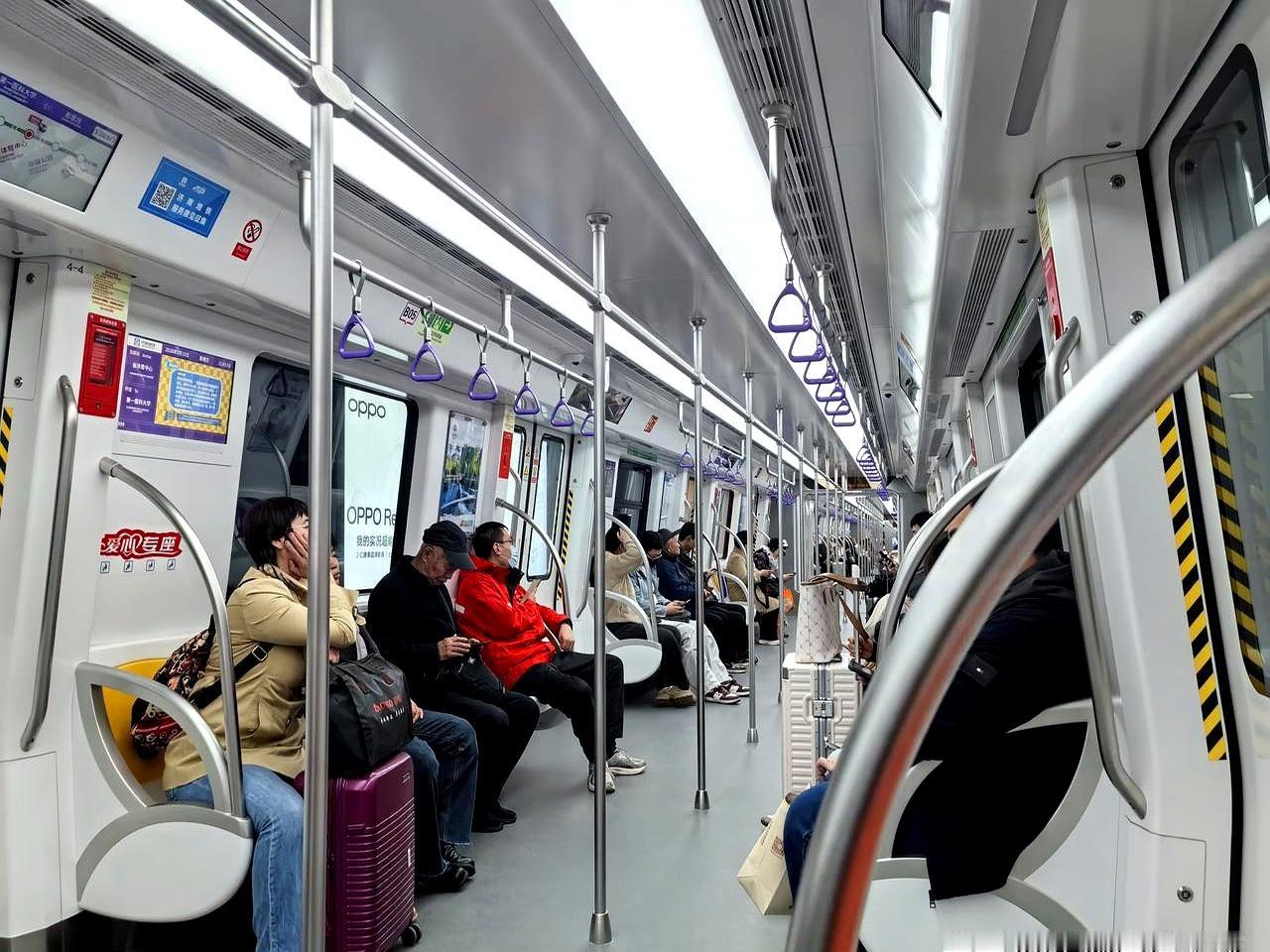 周日上午济南大经十路居然没啥人？我还纳闷呢，结果坐地铁4号线才发现，原来大伙儿