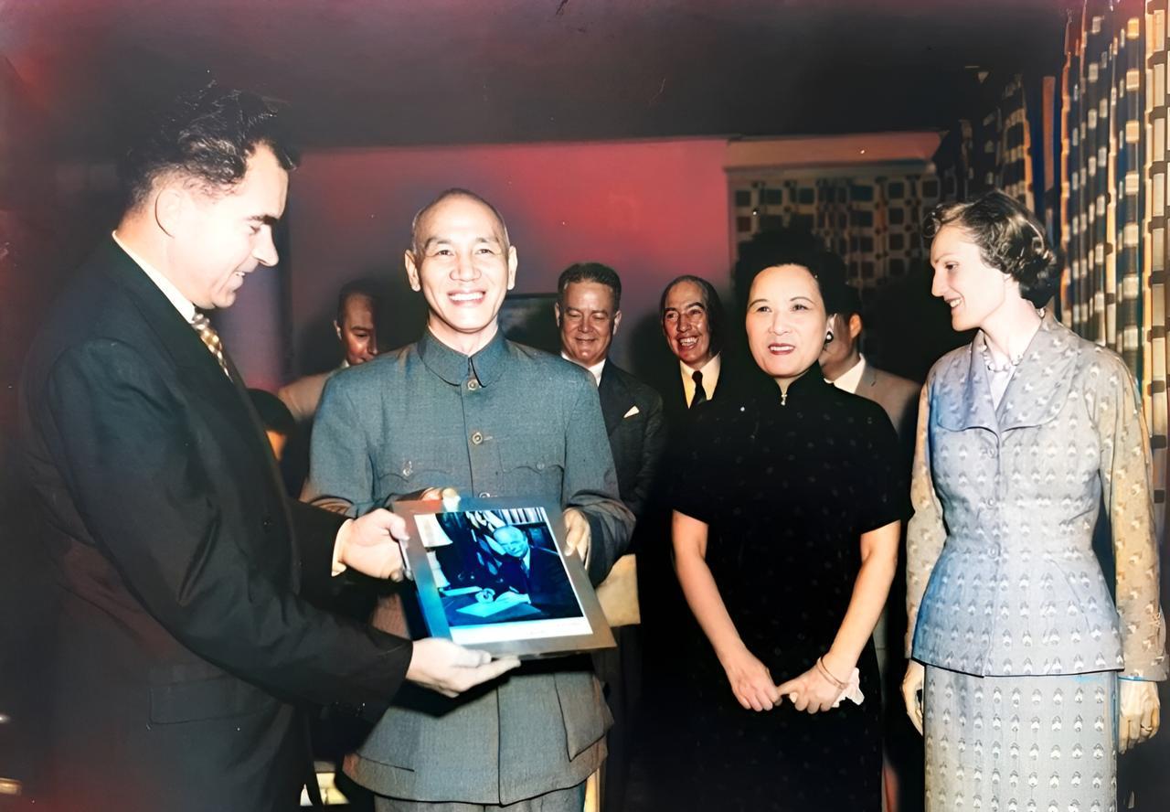 这是蒋中正夫妇与尼克松夫妇在一起。蒋中正与尼克松两人捧着美国总统艾森豪威尔的工作