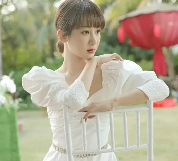 杨紫是真瘦了！充气式泡泡袖都藏不住好身材，意外秀出优越头肩比