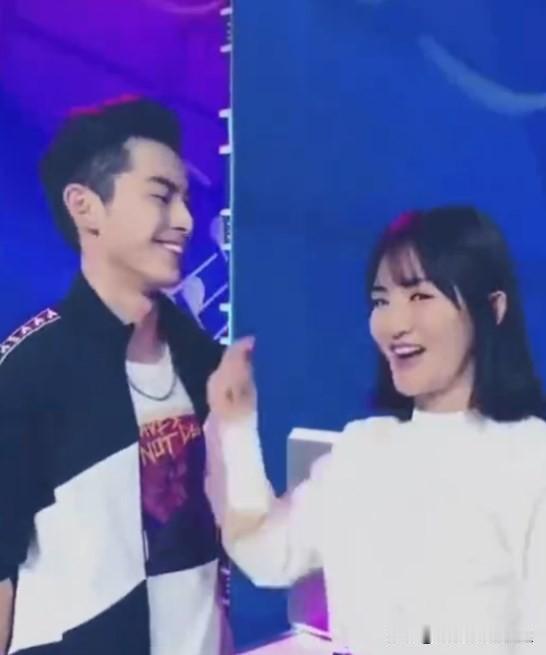 谢娜发了她和王鹤棣，八年前和八年后的舞台合照动图。不知道是不是滤镜的问题，感