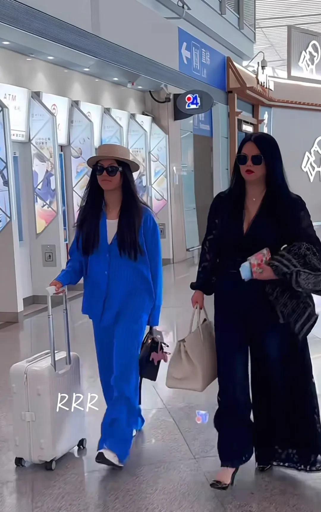 今天王诗龄和妈妈李湘前往日本东京旅游购物，一下飞机就有网友拍到了两人。发现从国