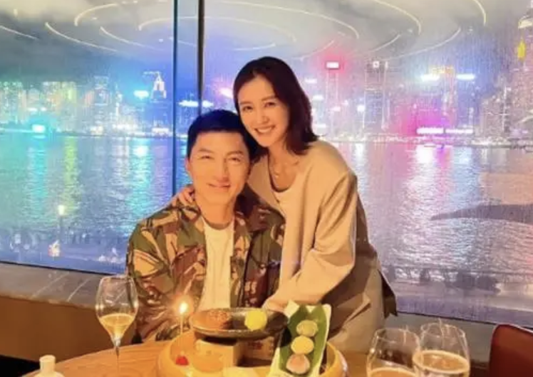 张宝儿袁伟豪婚后酒店约会，隔空亲吻超甜蜜