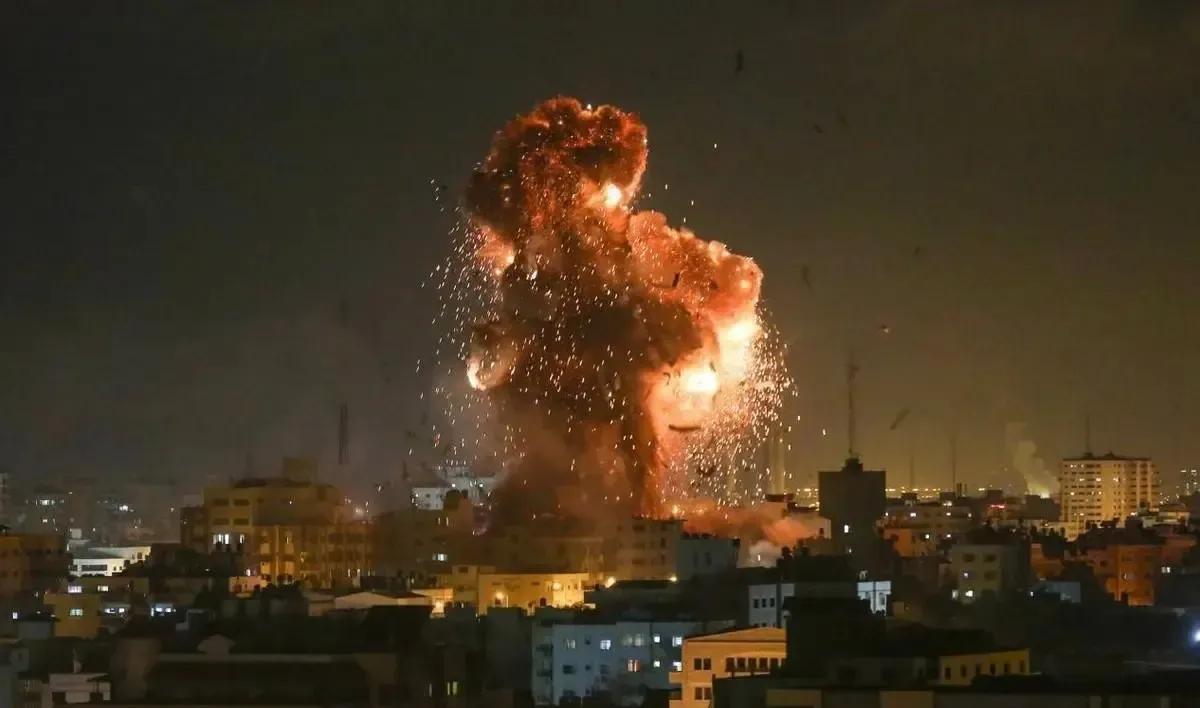 突发！以军空袭伊朗核设施，中东火药桶再添火星！浓烟笼罩德黑兰，战鹰撕裂波斯湾夜