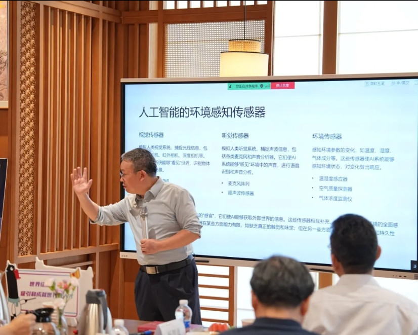 【中国思维让中国人工智能领先美国】昨天在华为的练秋湖讲人工智能的落地，说人工