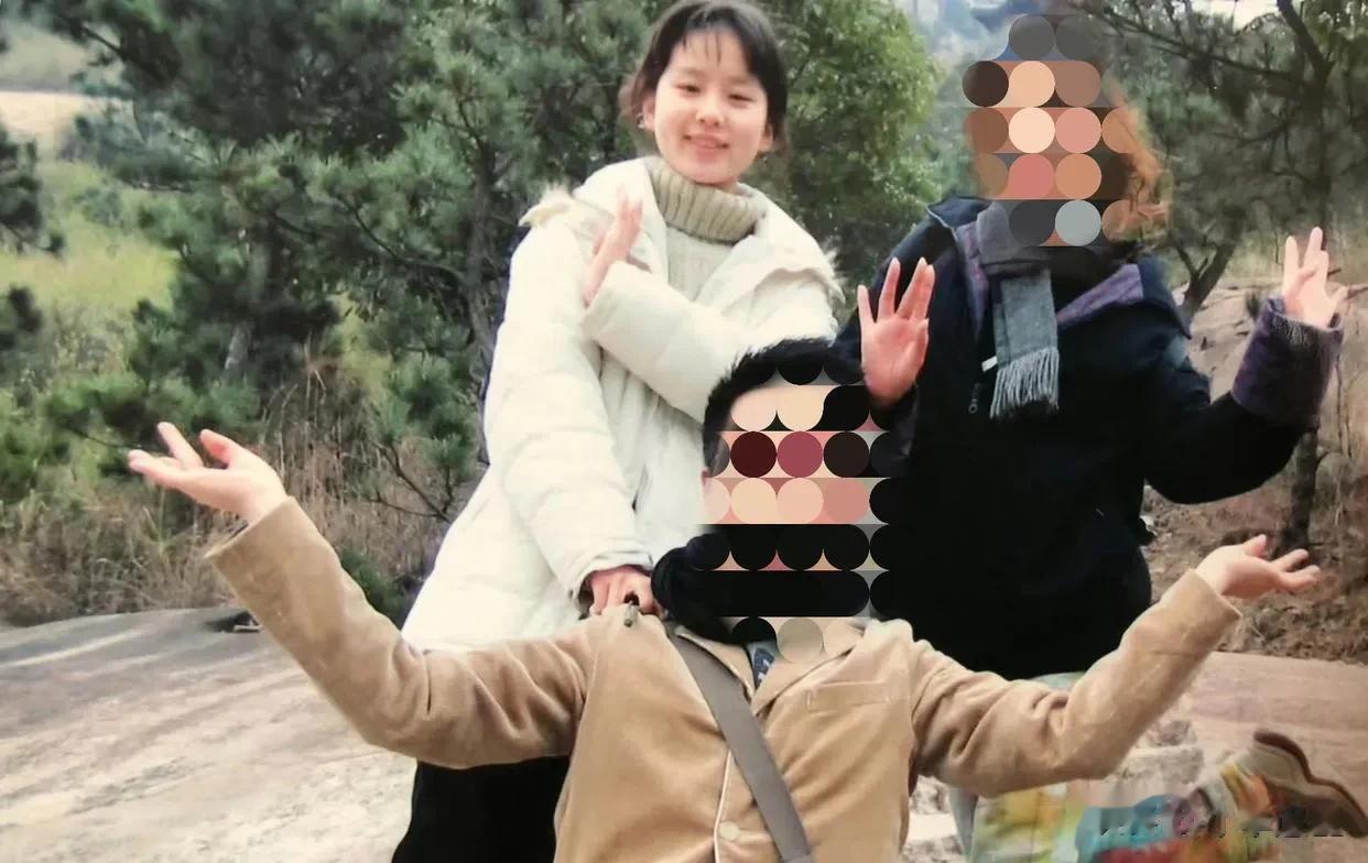 刘诗诗早年爬山的照片，真可谓是人见人爱，颜值气质绝佳，感叹其优越气质！