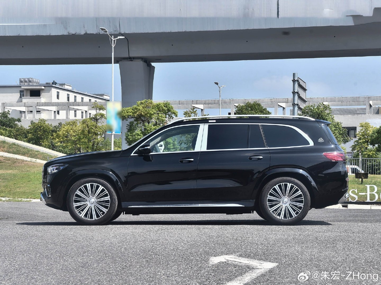 迈巴赫GLS480黑棕指导价149.8万月底全款141.8万元含豪车税我感觉这价格有点绷不住了…​