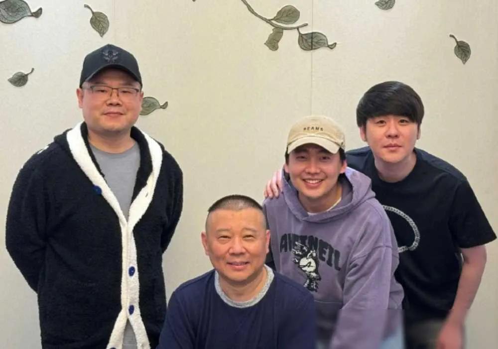 德云社多才多艺的相声演员同框：左侧戴着帽子与眼镜的岳云鹏一直都是德云社人气最