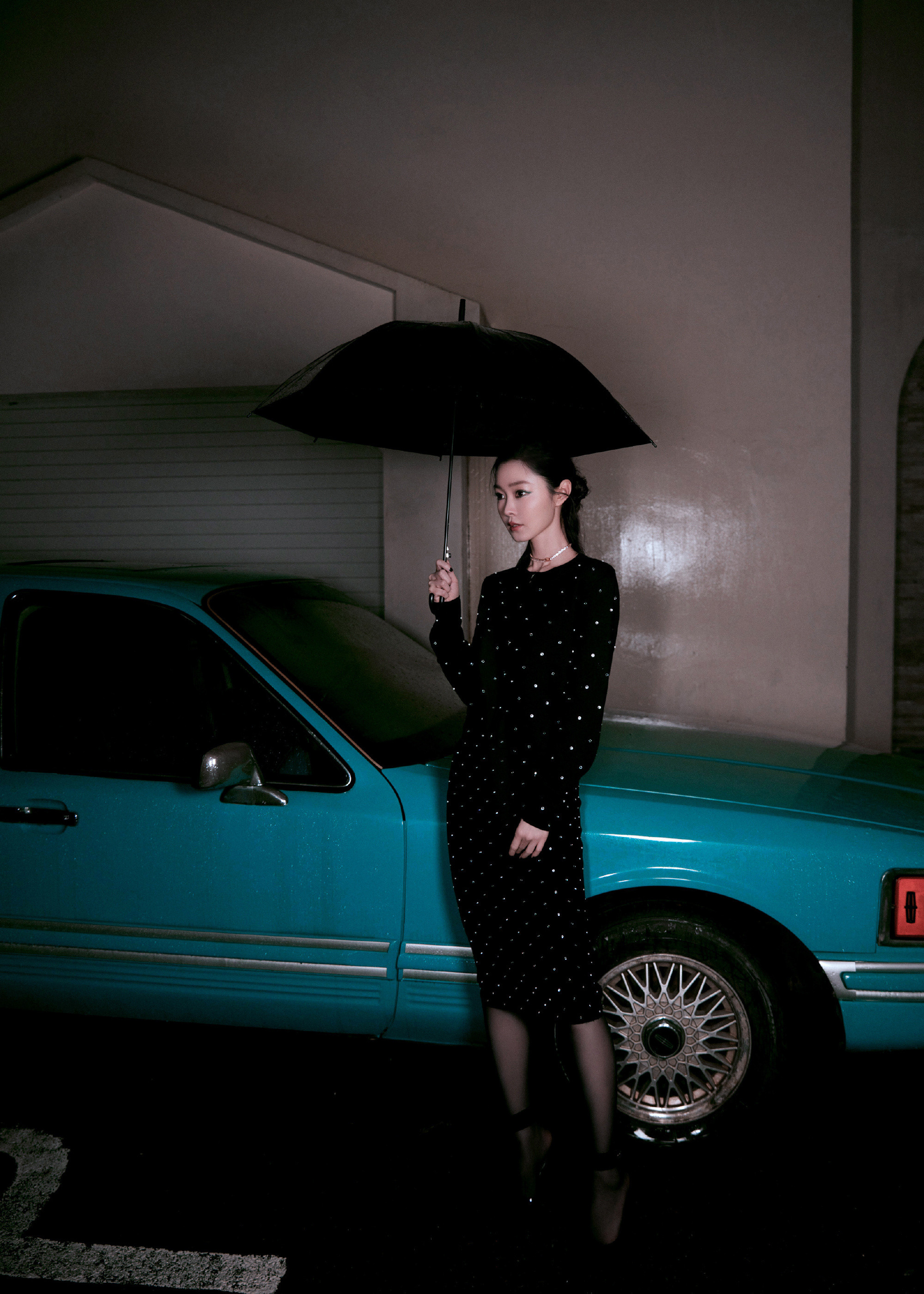 宋轶：穿黑色丝袜，别具风情。宋轶