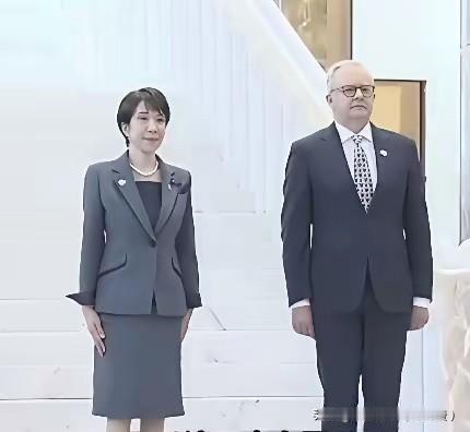 这两张图片差距这么大呢？第一张照片拍摄于当地时间2025年11月22日，地点