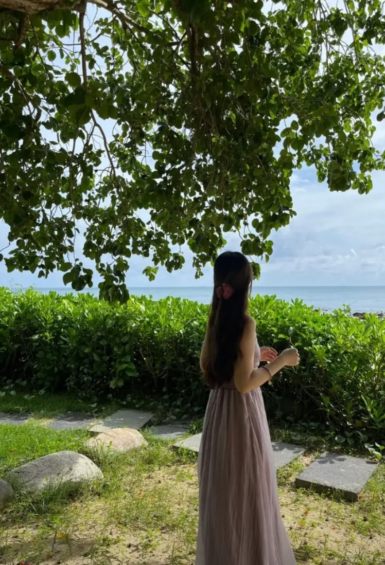 去三亚玩千万不要走草丛！一个网友说，那年他在三亚旅游，被水母蜇伤，在医院住了两天
