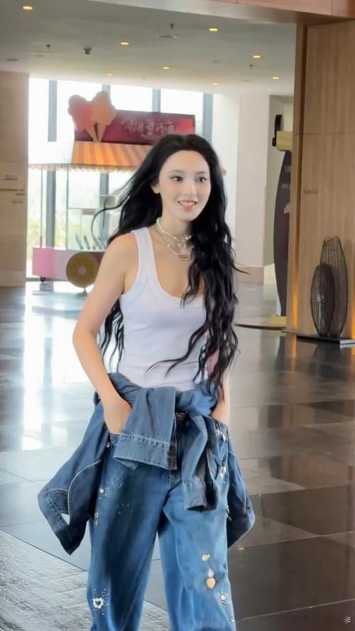 彭小苒我想看着大家离开彭小苒看着大家离开才转身，这一幕超戳人。她重感情的模样，