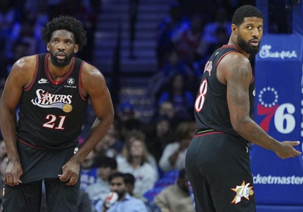 NBA东部半决赛，再次出现了奇葩的事情，在76人主场对阵尼克斯的比赛中，在场边看