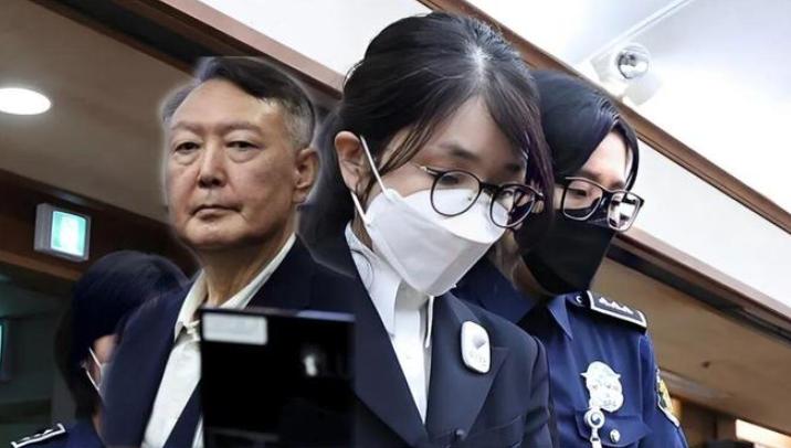 一个无罪离场，一个当庭哭崩！尹锡悦9月11日无罪走出法院，金建希却泪洒法庭，直言