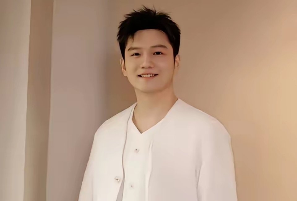 主持人问马龙:“你跟谁打乒乓球最有压力？”马龙脱口而出:“樊振东。”主持人好奇: