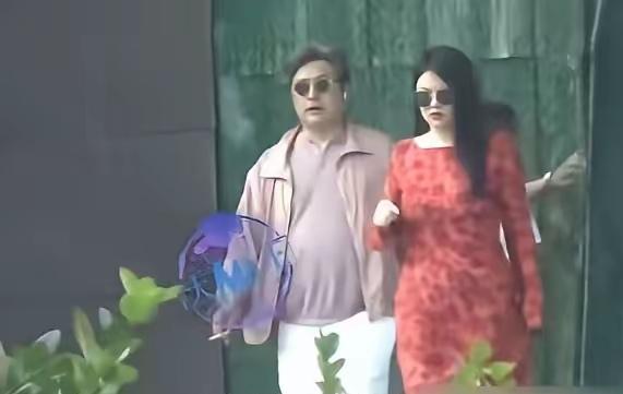 李湘和王岳伦给人感觉应该是离婚不离家。看看人家两个都离婚几年了，还随时都一起上街