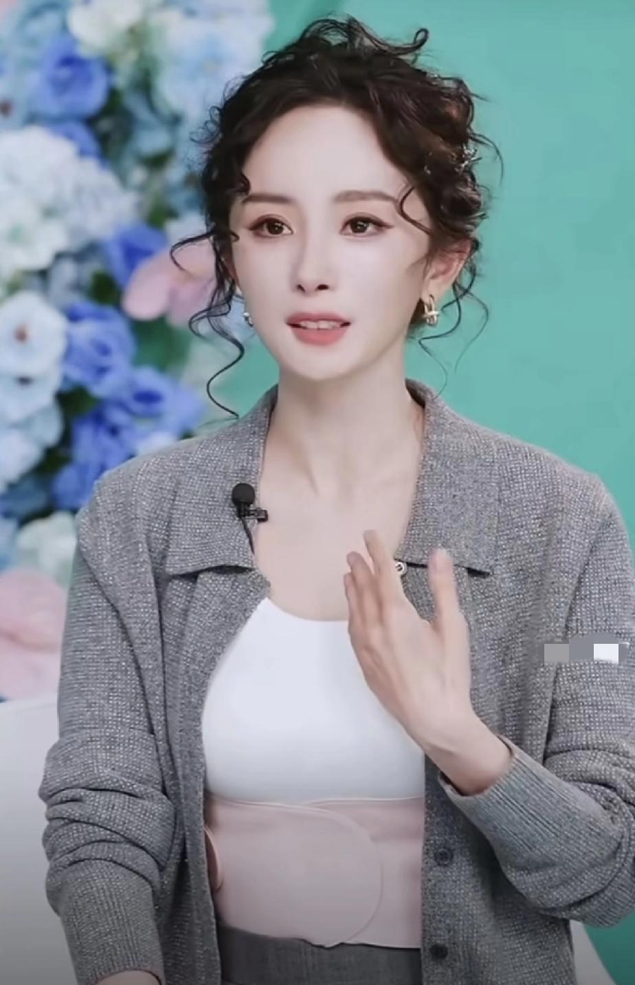 杨幂赵丽颖，都是85花顶流，直播状态天差地别。一个妆容精致，一个凌乱疲惫，