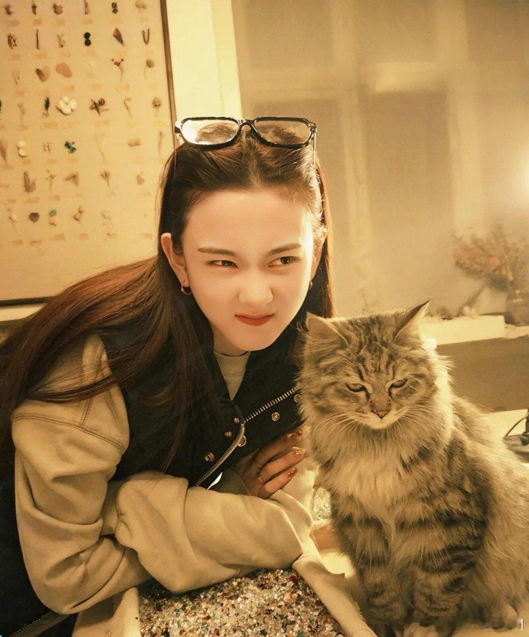 宋祖儿和小猫合照我好像看到了两只猫猫！p1表情一模一样哇​​​