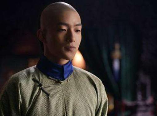 嘉庆皇帝大丧期间，铁帽子王裕兴敷衍了事，偷回王府奸淫家中丫环，导致丫环人悬梁自尽