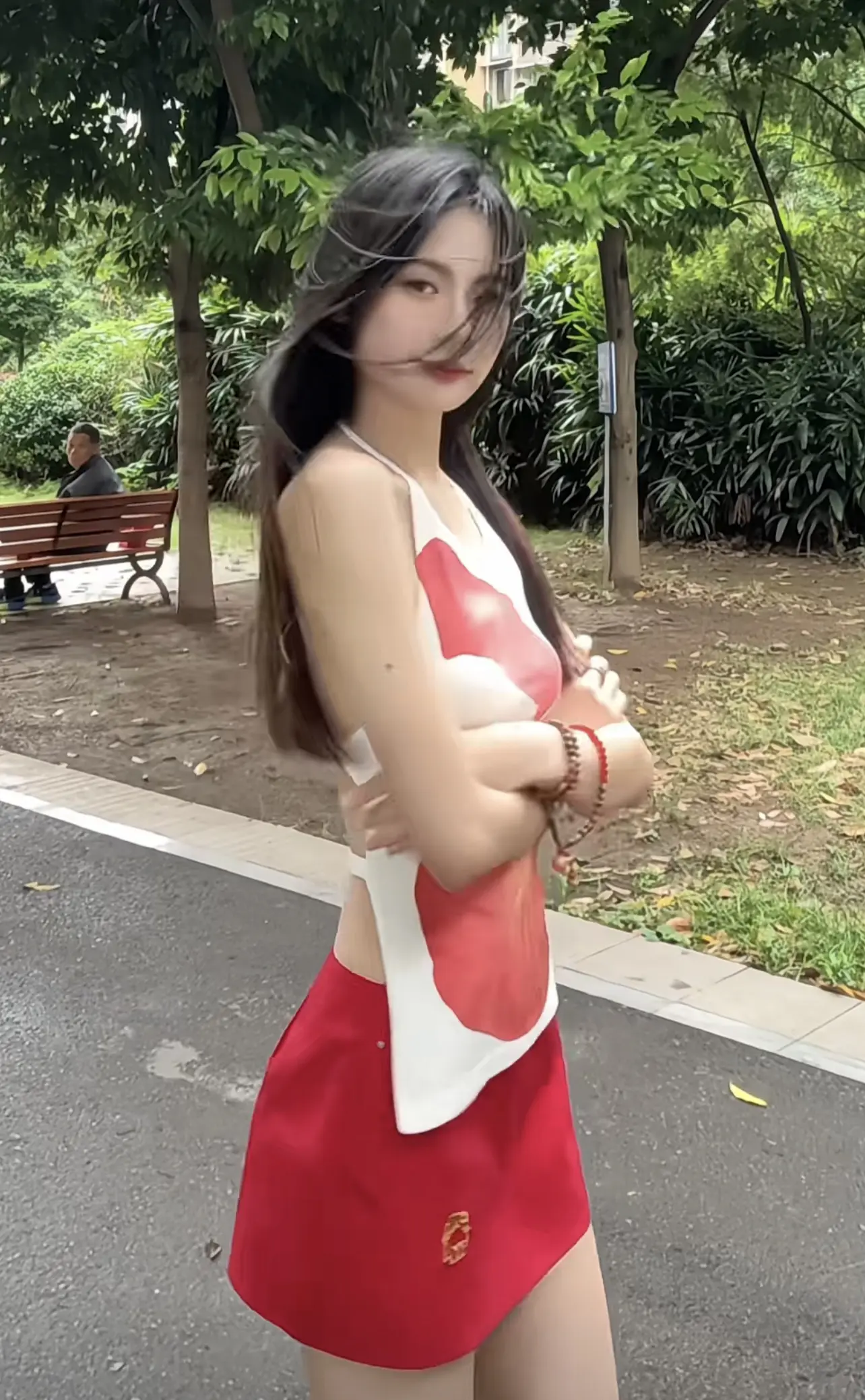 别跳了，身后大爷脖子要断了