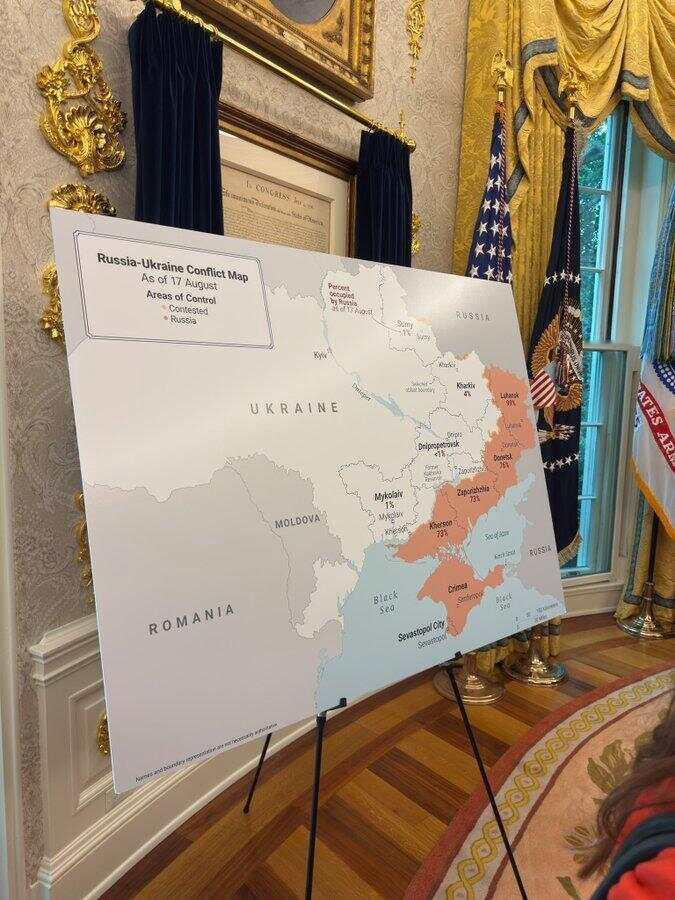 特泽会现场一幅地图意味深长白宫椭圆形办公室那幅被粉色区块覆盖的乌克兰地图，其悬挂
