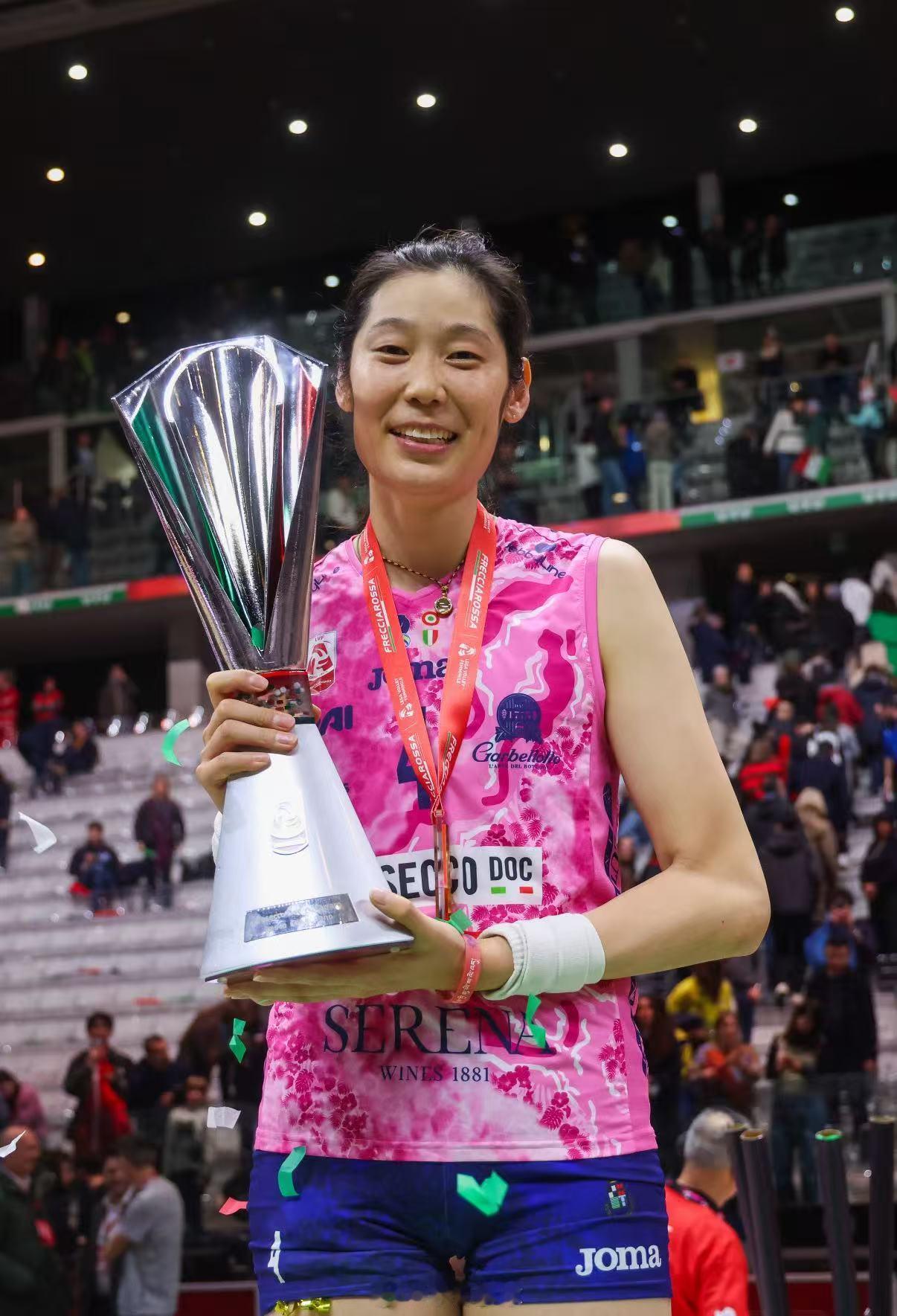 朱婷意大利女排杯冠军朱婷首发打满全场砍13分，关键球屡建奇功，助科内3-0卫冕实