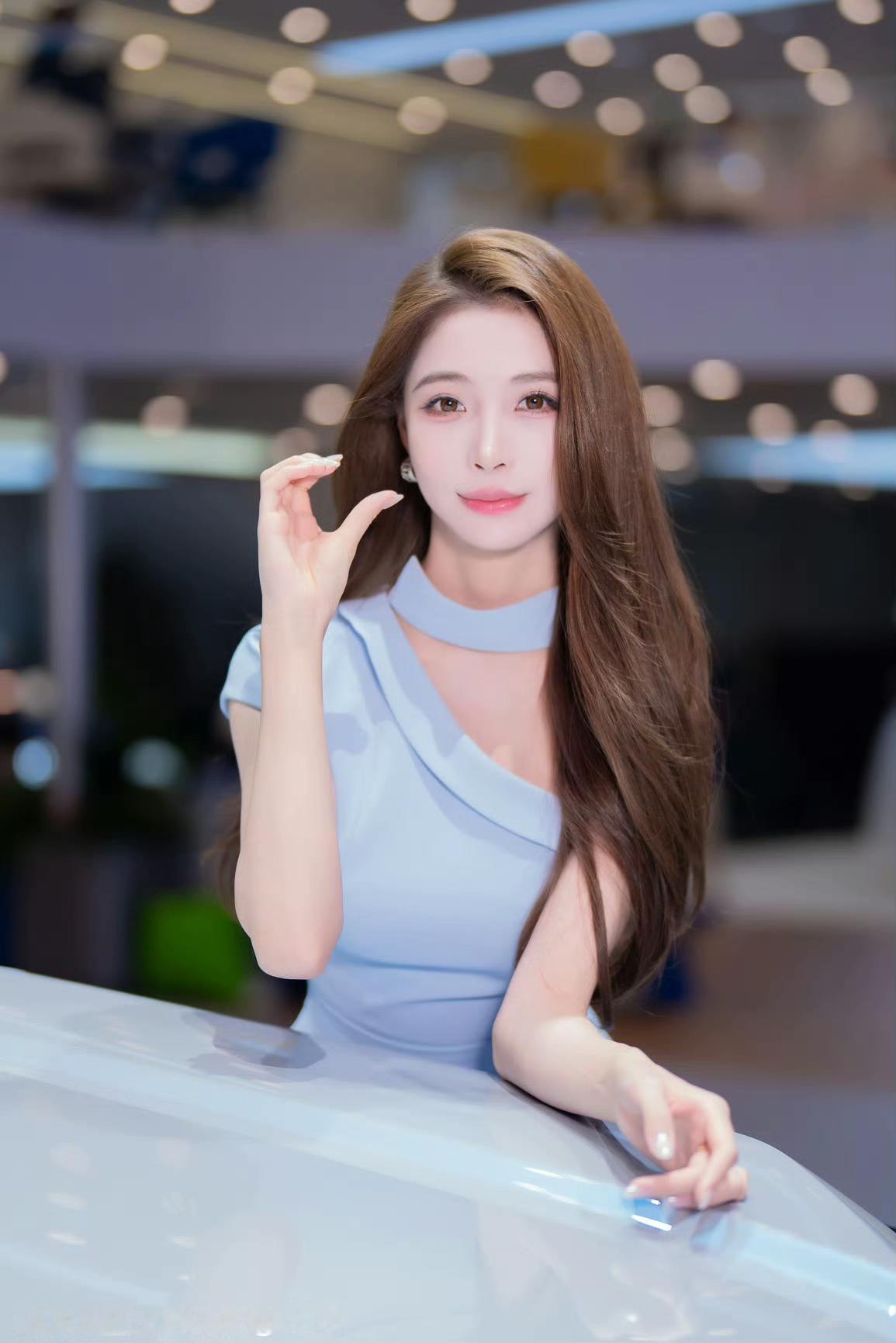 晒图笔记大赛美女车模穿搭写真