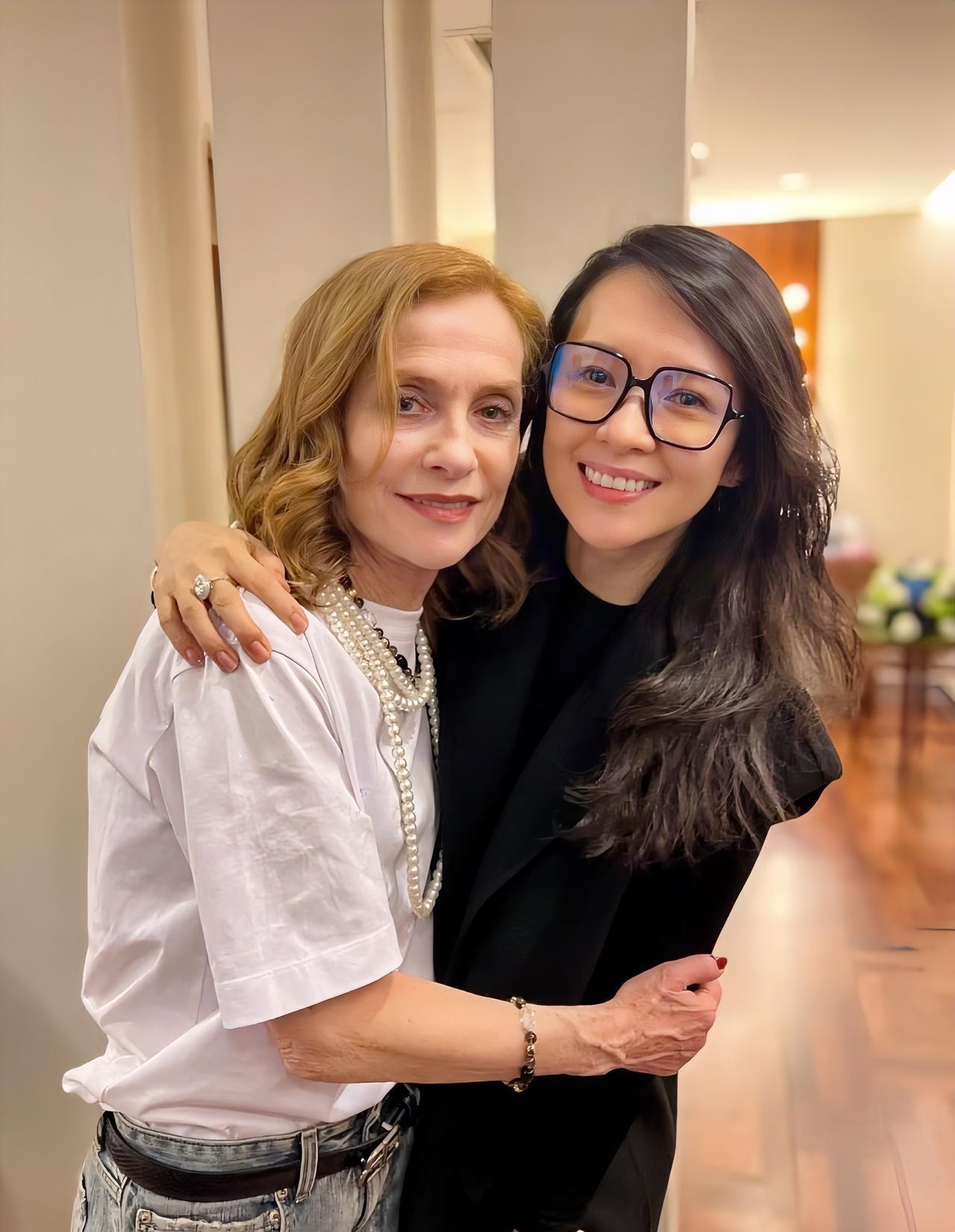 章子怡与于佩尔合影，一位获得国际各大电影节大奖的法国女演员，比章子怡这位三金大满