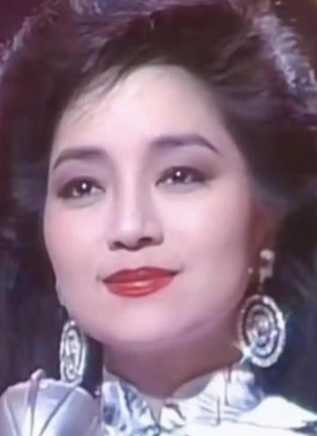 1980年，31岁的徐小凤嫁给了汽车经理廖晖，对方生意做得很大，也对徐小凤提出了