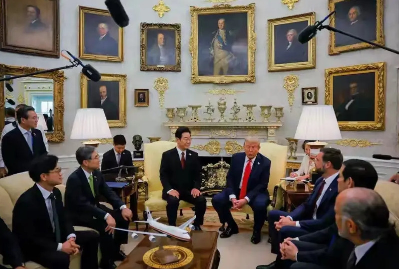 这就是忽悠艺术！韩国总统李在明在机场遭受冷遇，见到特朗普时先设法逗他开心，李在明