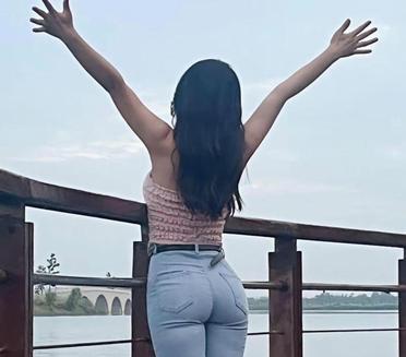 "站在桥上，双手张开，感受微风拂面，生活如此美好！??????"