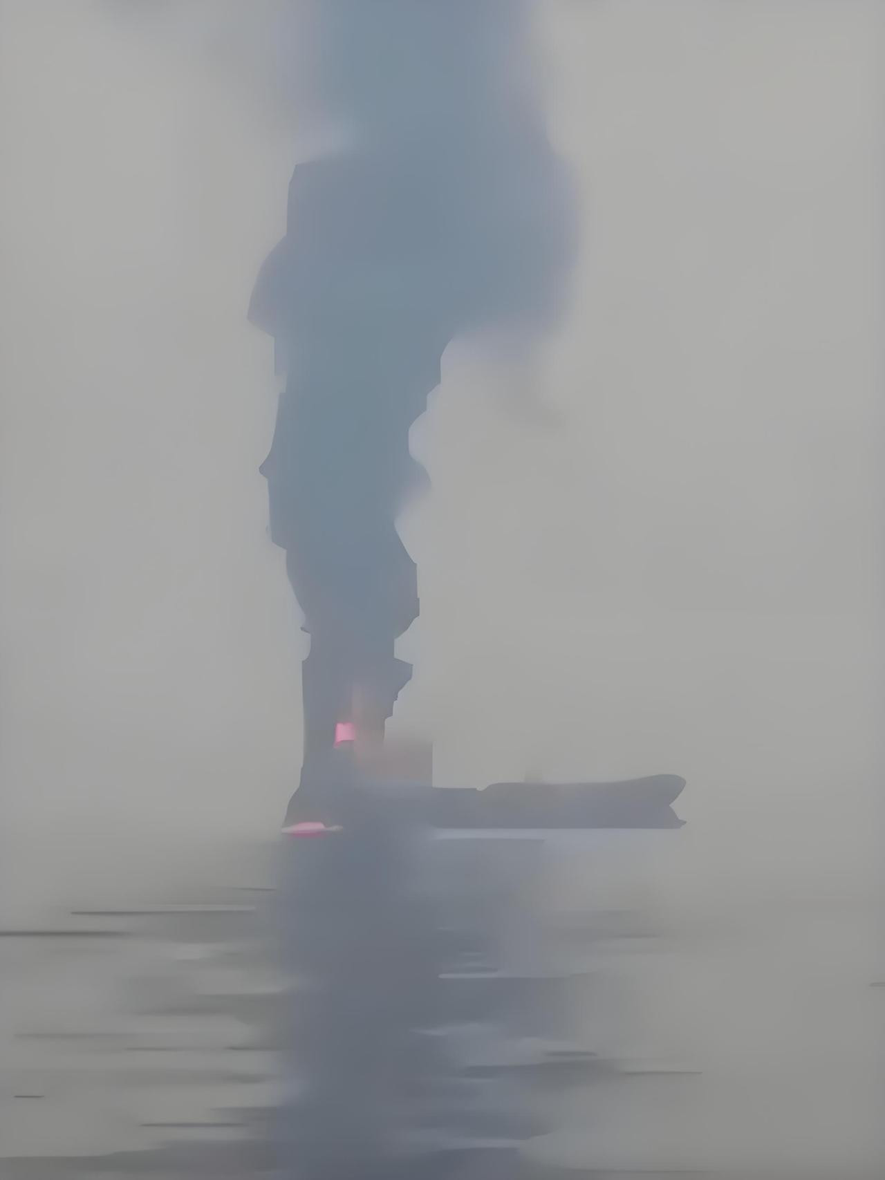 从昨天晚上开始，霍尔木兹海峡就被封锁了。但是也有头铁的，一艘悬挂帕劳旗帜的油轮想